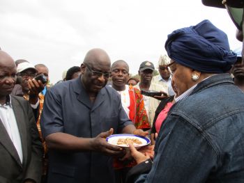 Min Topka presents kola nuts to President Sirleaf